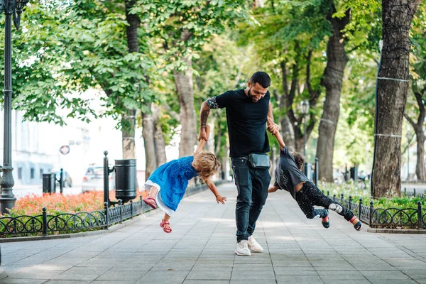 Barnen har kul med pappa i parken — Stockfoto