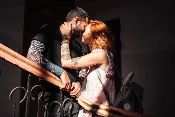 Adam ve kız merdivende poz — Stok fotoğraf
