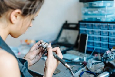 Kız takı ticaret yapan