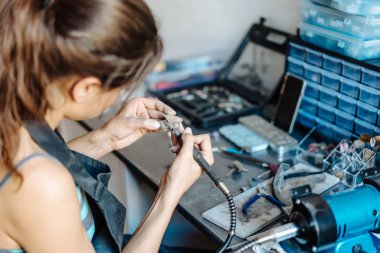 Kız takı ticaret yapan