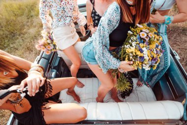 Beş kız kırsal kesimde eğlenin