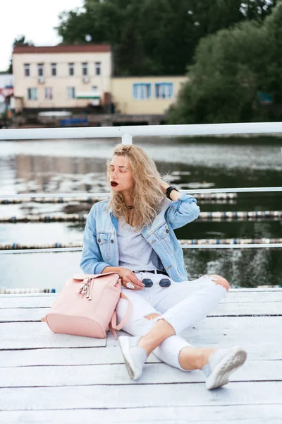 Mujer rubia con una bolsa — Foto de Stock