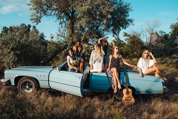 Seis meninas se divertir no campo — Fotografia de Stock