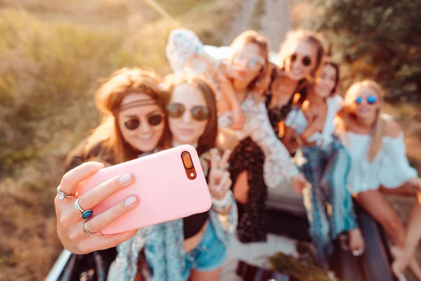 Zes mooie meisjes maken selfie — Stockfoto