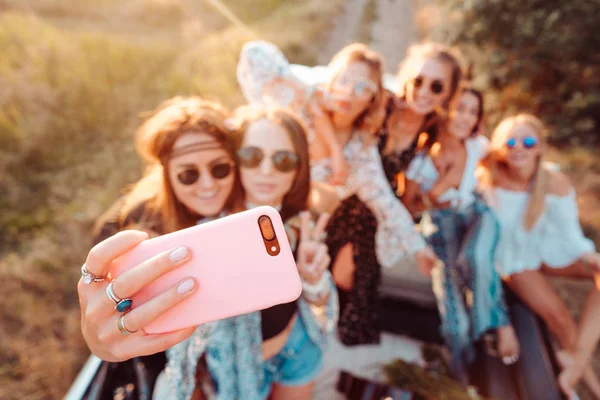 Seis meninas bonitas fazer selfie — Fotografia de Stock