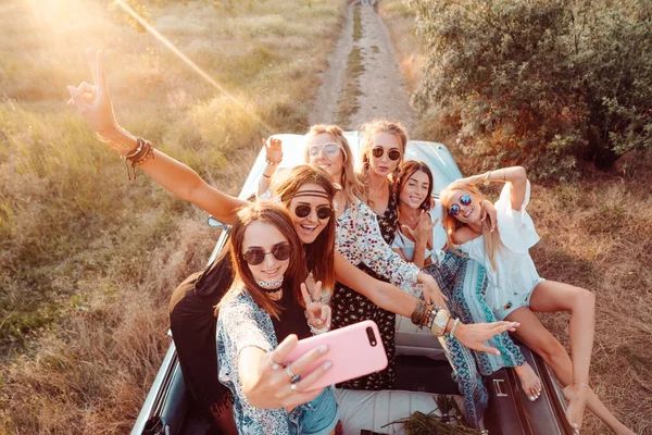 Sei belle ragazze fanno selfie — Foto Stock