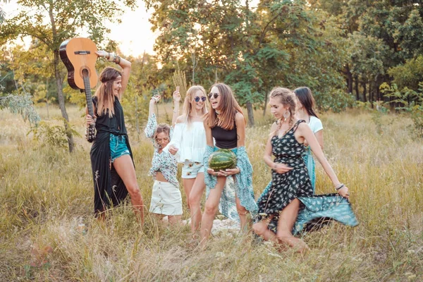 Six girls in nature have fun — Stock Photo, Image