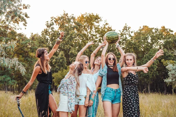 Zes meisjes in de natuur veel plezier — Stockfoto