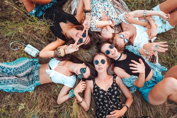 Seis meninas mentem na grama — Fotografia de Stock