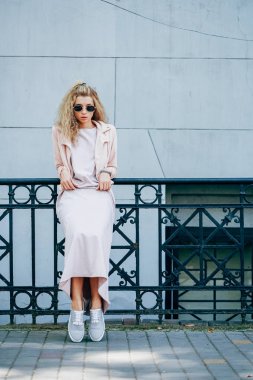 Güzel genç kız kameraya poz veriyor.