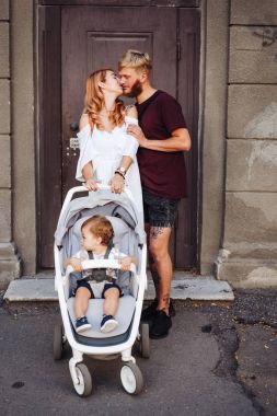 Babam ve annem sokakta küçük oğlu olan