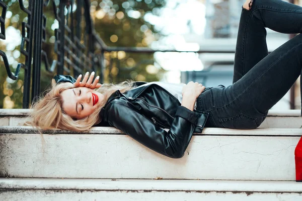 Jovem bela menina elegante posando — Fotografia de Stock