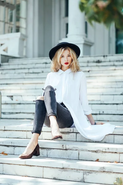 Girl is posing on the stone steps — Stock Photo, Image