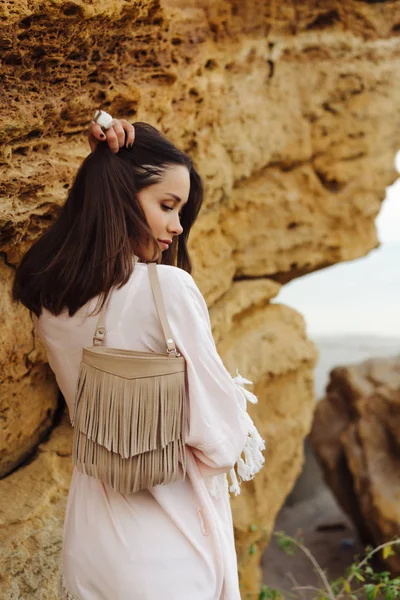 Menina elegante jovem vestindo shorts e jaqueta — Fotografia de Stock