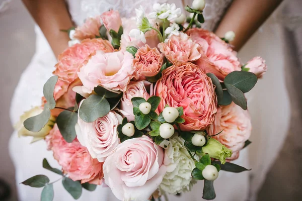 Bride with bouquet, closeup — Stock Photo, Image