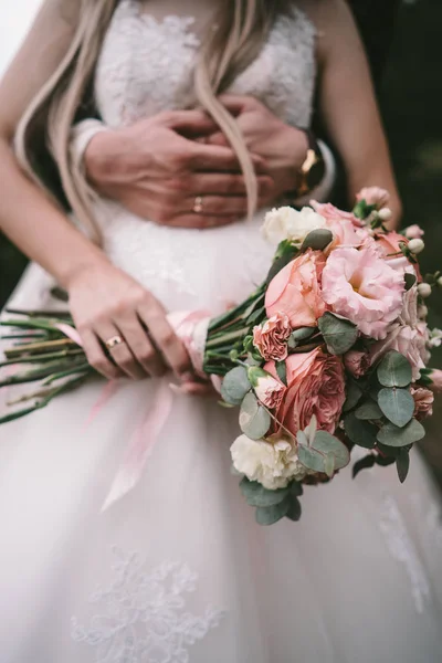 Жених обнимает невесту за талию , — стоковое фото
