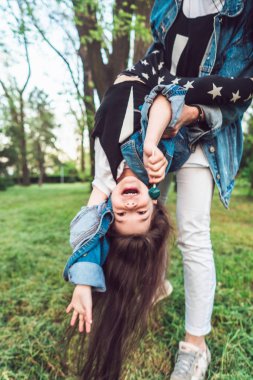 Anne ve kızı çimlerin üstünde iyi eğlenceler