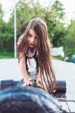 okul öncesi kız üstüne topu tarar