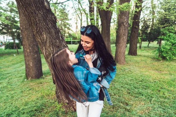 Mom and daughter on the lawn have fun — Stock Photo, Image