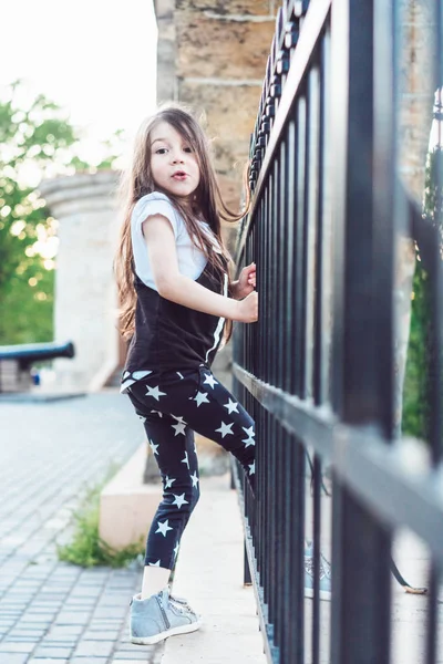 Gadis kecil bermain di pagar — Stok Foto