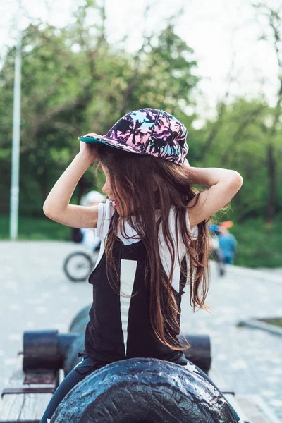 Förskola flicka sitter ovanpå en kanon — Stockfoto