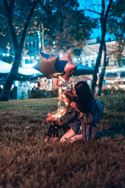 Family is spending time in the evening park — Stock Photo, Image