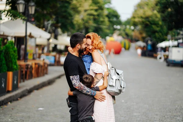 Schöne Eltern und ihre süßen kleinen Kinder — Stockfoto