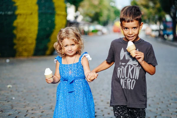 Menino e menina com sorvete — Fotografia de Stock