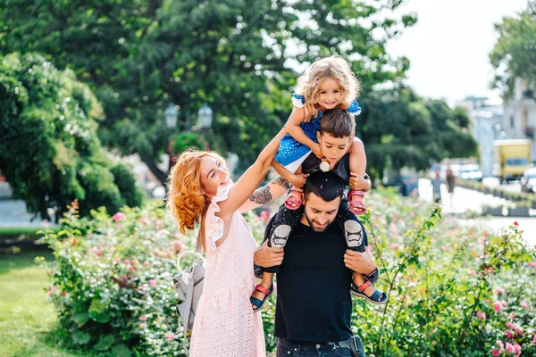 Güzel genç aile dondurma ile — Stok fotoğraf