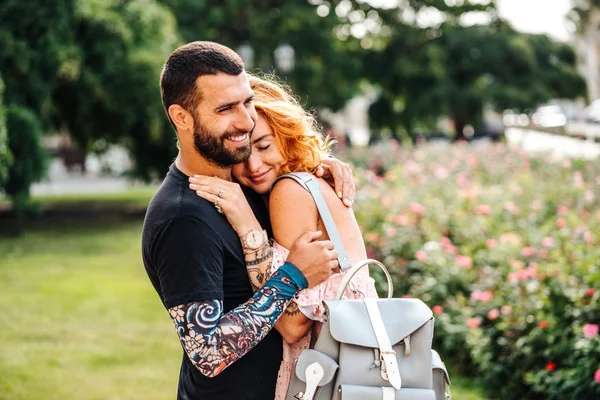 Couple mignon dans le parc d'été — Photo