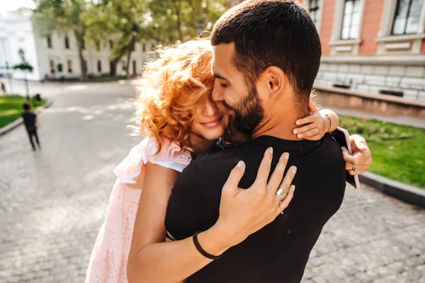 Linda pareja abrazándose en la calle —  Fotos de Stock