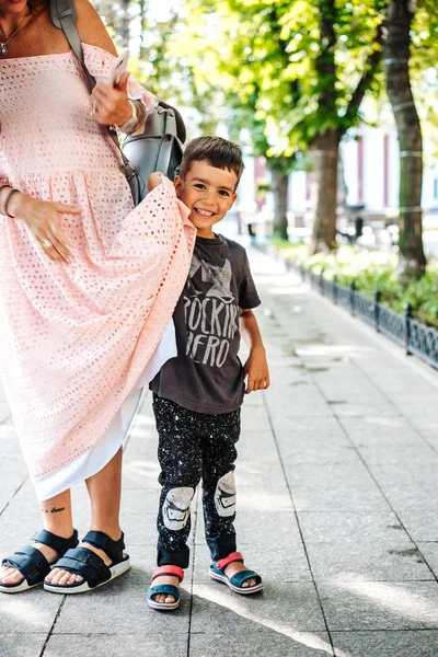 Lilla bebis njuter av promenad med mamma — Stockfoto