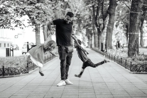 Children having fun with dad in the park — Stock Photo, Image