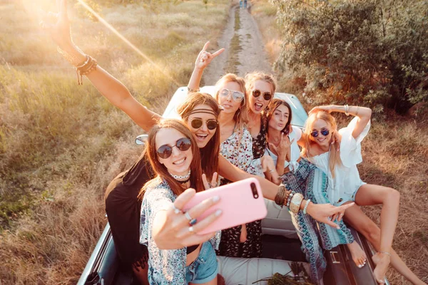 Seis hermosas chicas hacen selfie — Foto de Stock