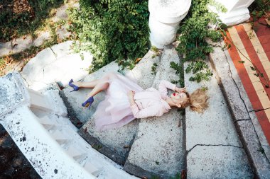 Kız taş basamaklar üzerinde poz