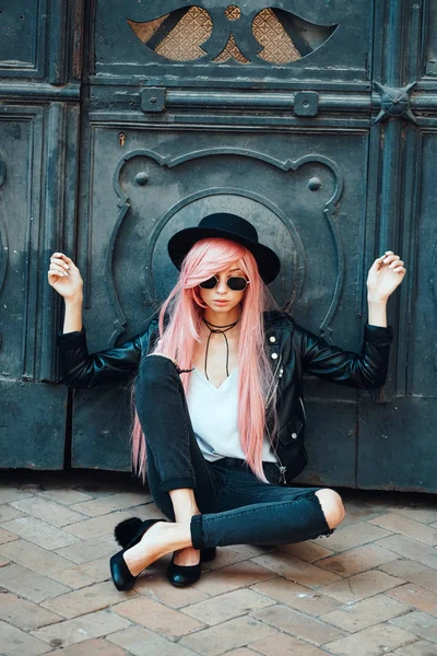 Menina com cabelo rosa posando na rua da cidade — Fotografia de Stock
