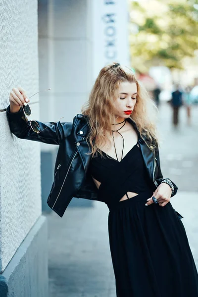 Ung vacker kvinna i svart klänning — Stockfoto