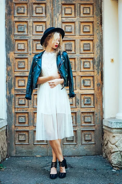 Menina está posando na rua da cidade — Fotografia de Stock