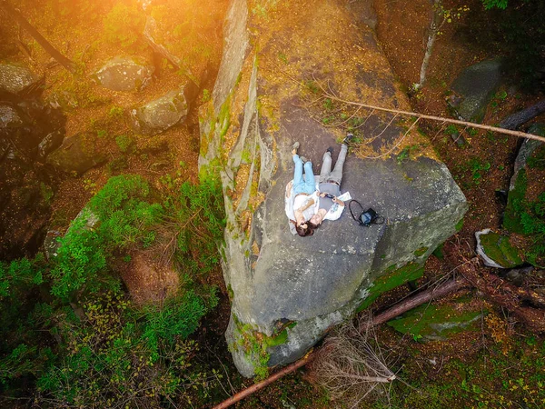 Immagine drone aerea dall'alto verso il basso di una foresta . — Foto Stock