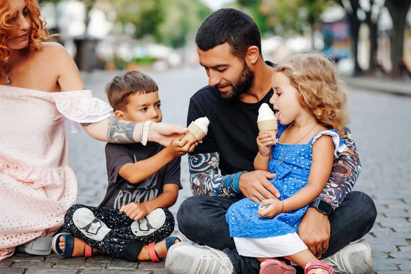 Vacker ung familj med glass — Stockfoto