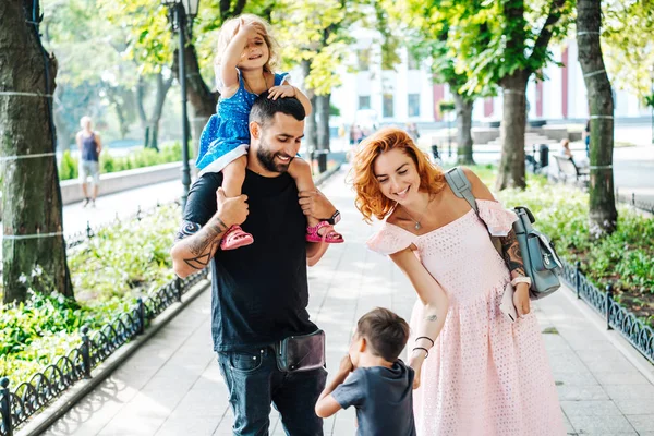 Счастливая красивая семья гуляет в парке — стоковое фото