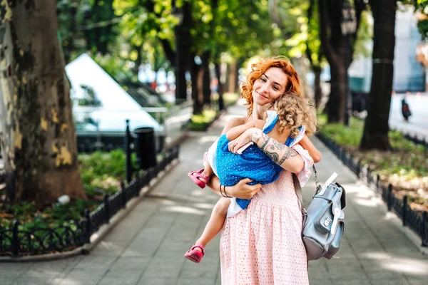 Kvinnan kramar sin dotter, hålla henne i famnen — Stockfoto