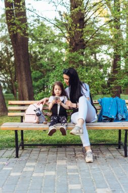 Anne ve kızı kenarda bekletin