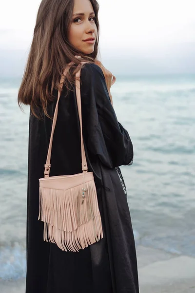 Belle jeune fille avec un sac à main — Photo