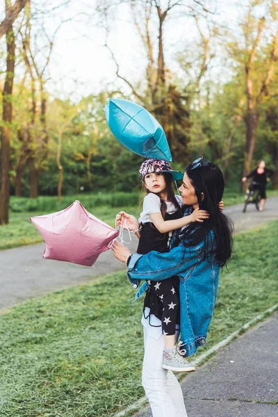 Mom and little girl have fun — Stock Photo, Image