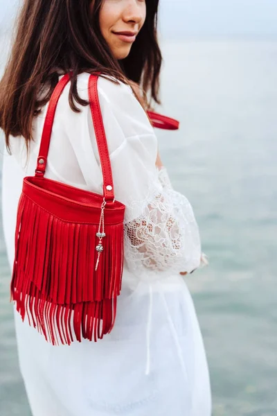 Bela jovem com uma bolsa — Fotografia de Stock