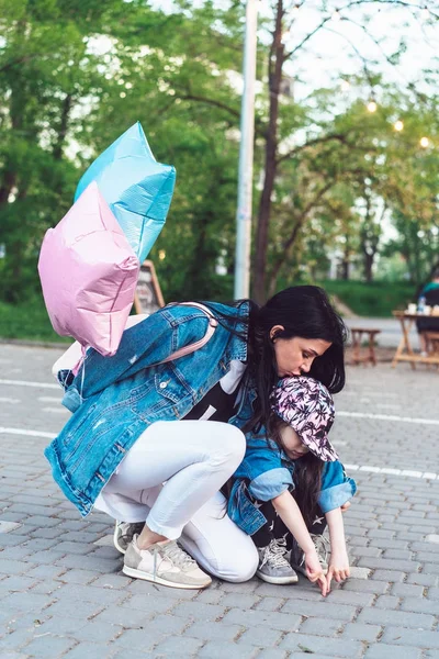 Mamma och liten flicka ha kul — Stockfoto