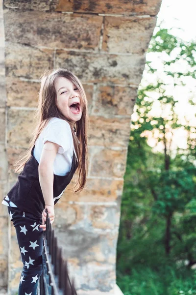 Petite fille jouant à la clôture — Photo