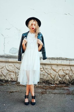 Kız sokak şehir poz