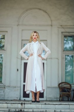 Kız sokak şehir poz